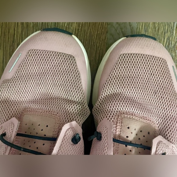 On Cloud Play Sneaker Kids Size 2.5 Pink White Navy School Running Active - Picture 10 of 10